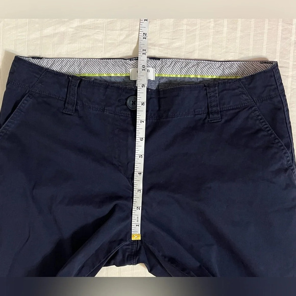 Crown and ivy navy Capri pants. Size 6 - Picture 10 of 11